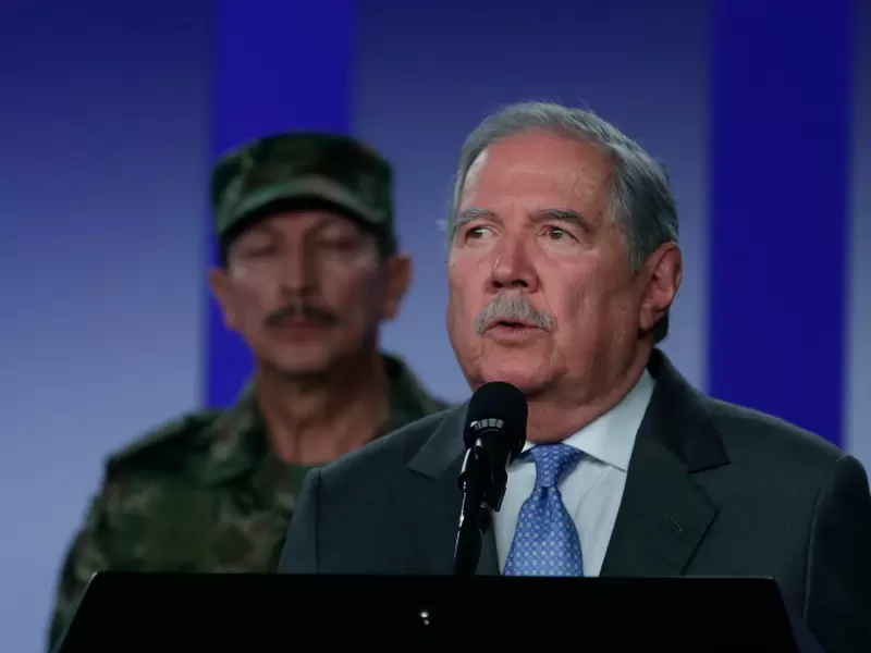Guillermo Botero, ministro de Defensa; al fondo el general Nicacio Martínez, comandante del Ejército