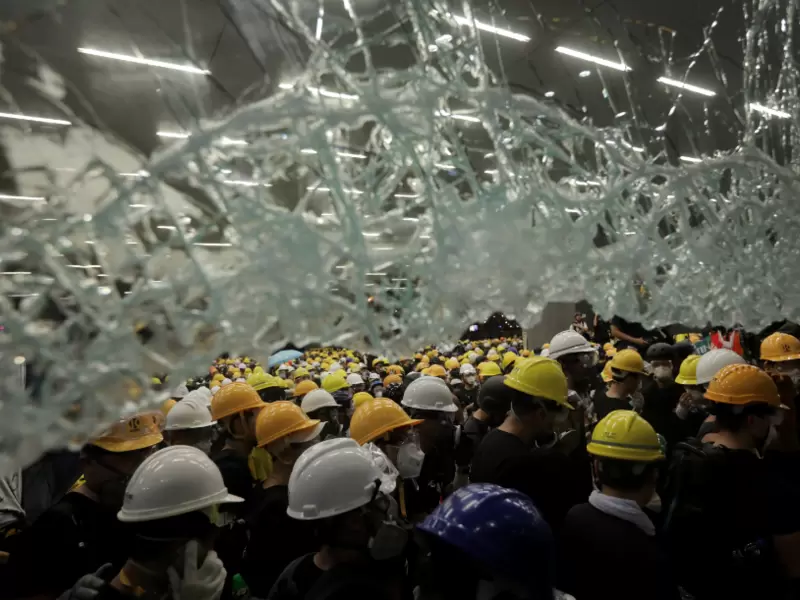 Manifestantes en Hong Kong irrumpen en Parlamento