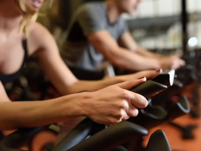 Dos personas en el gimnasio