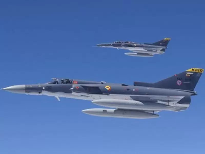 Dos aviones Kfir de la Fuerza Aérea Colombiana (FAC) sobrevolando Bogotá