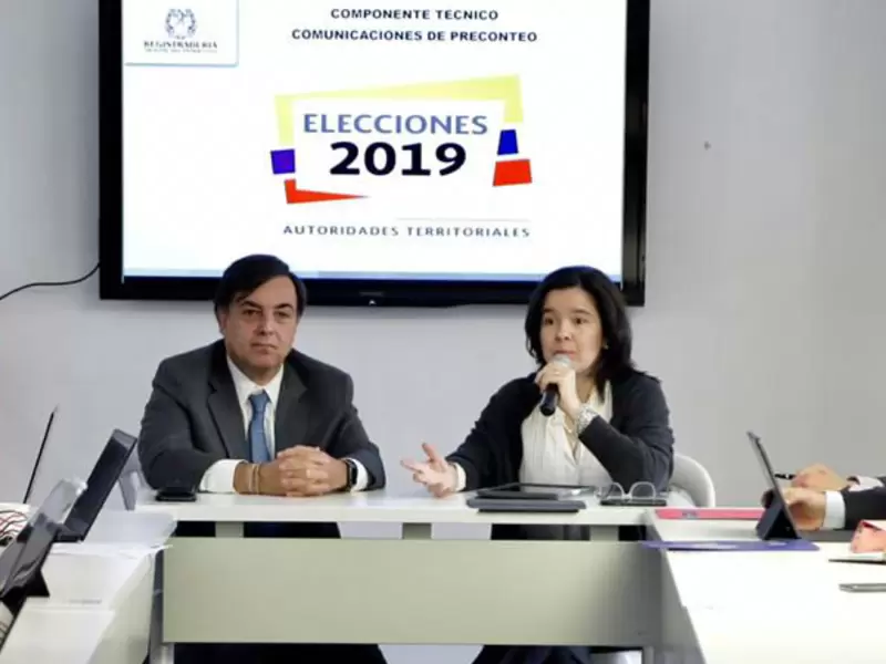 Registrador Nacional y Ministra TIC