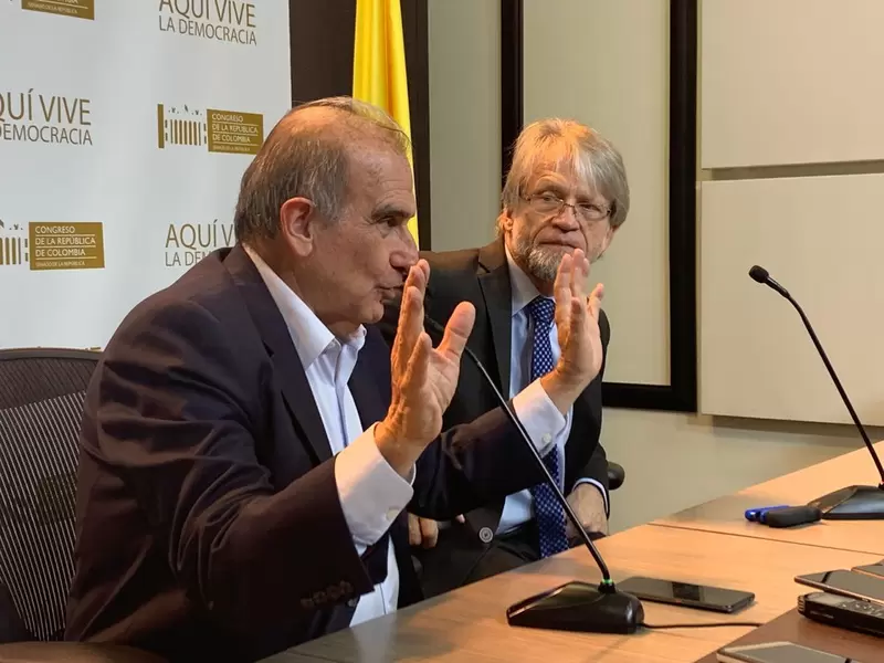 Antanas Mockus (fondo) y su abogado, Humberto de la Calle.