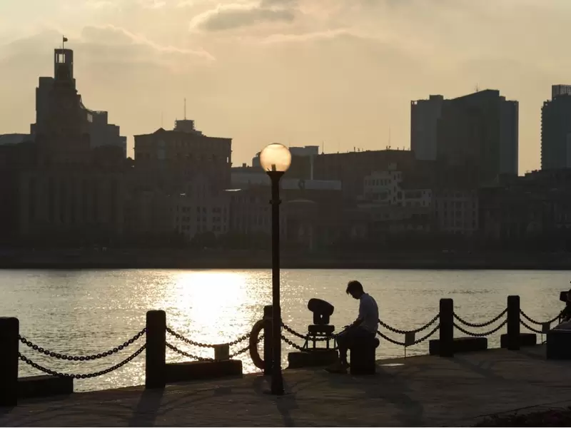Vista del río Huangpu, distrito financiero de Lujiazui en Shanghai (China).