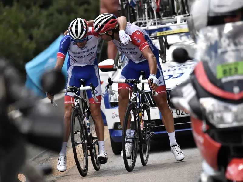 El protagonista de la triste imagen en el ciclismo es el francés Thibaut Pinot, quien iba quinto de la general del Tour de Francia a 1.50 del líder.