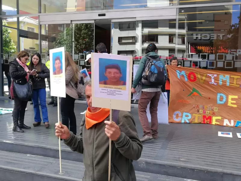 PLANTÓN CONTRA EL CORONEL MEJÍA
