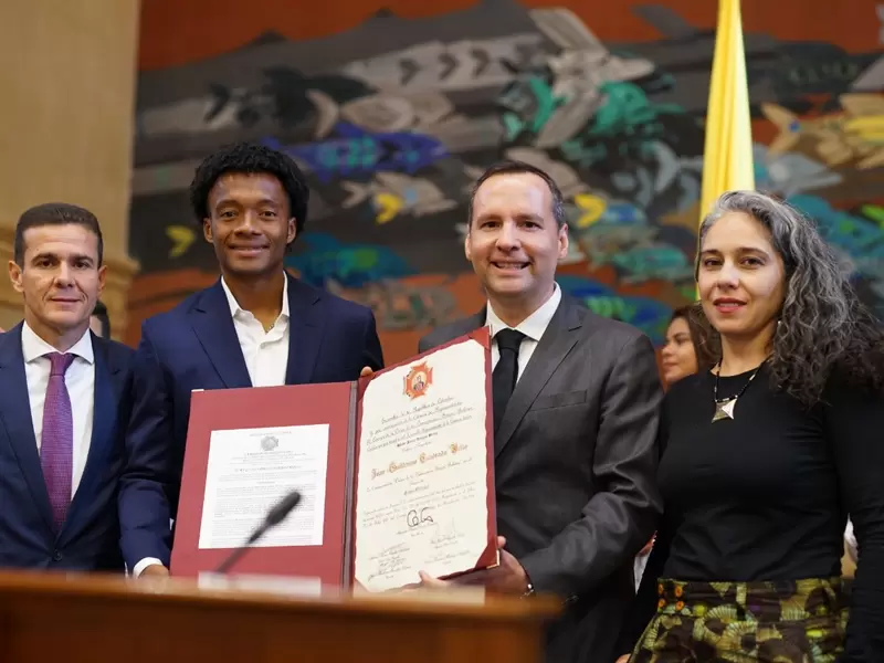 Juan Guillermo Cuadrado recibe condecoración de la Cámara de Representantes.