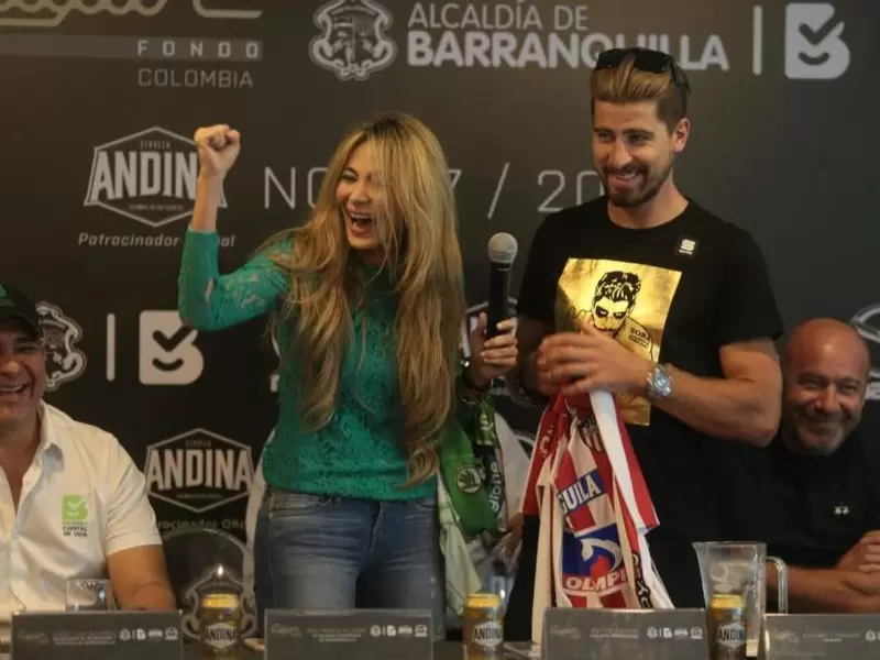 Peter Sagan recibe la camiseta del Junior de manos de Ana María Aljure, alcaldesa encargada.