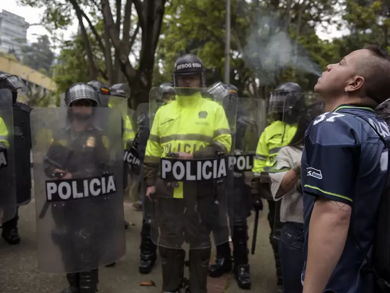 Policía en medio de manifestación en favor den la dosis mínima de droga.