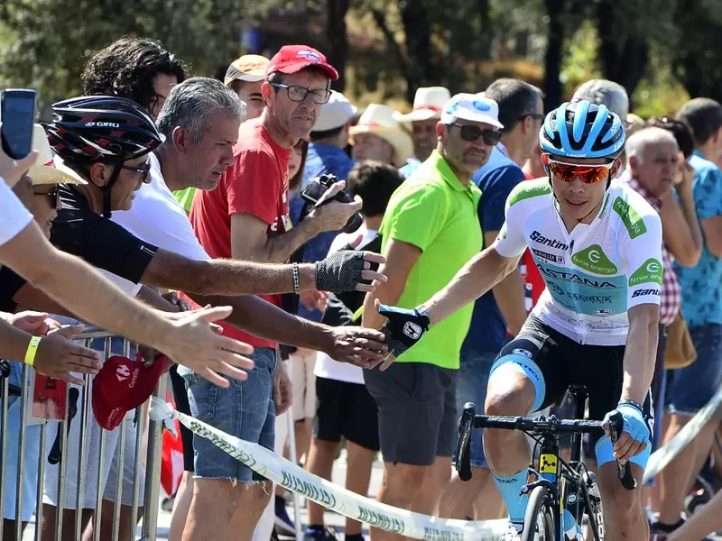 Miguel Ángel López saludando al público en la Vuelta a España 2019 Miguel Ángel López saludando al público en la Vuelta a España 2019