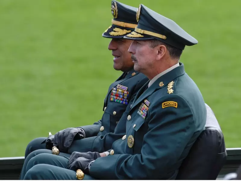 Los comandantes del Ejército, Nicacio Martínez, y de las FF.MM., Luis Fernando Navarro.