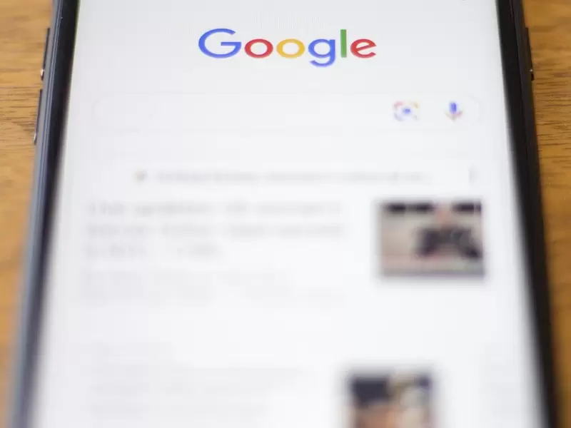 Google en la pantalla de un celular Iphone de Apple