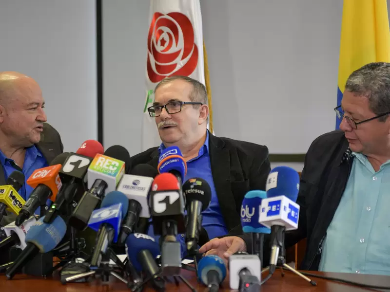 Rodrigo Londoño, jefe del partido Farc, acompañado de 'Carlos Antonio Lozada' y 'Pablo Catatumbo'.