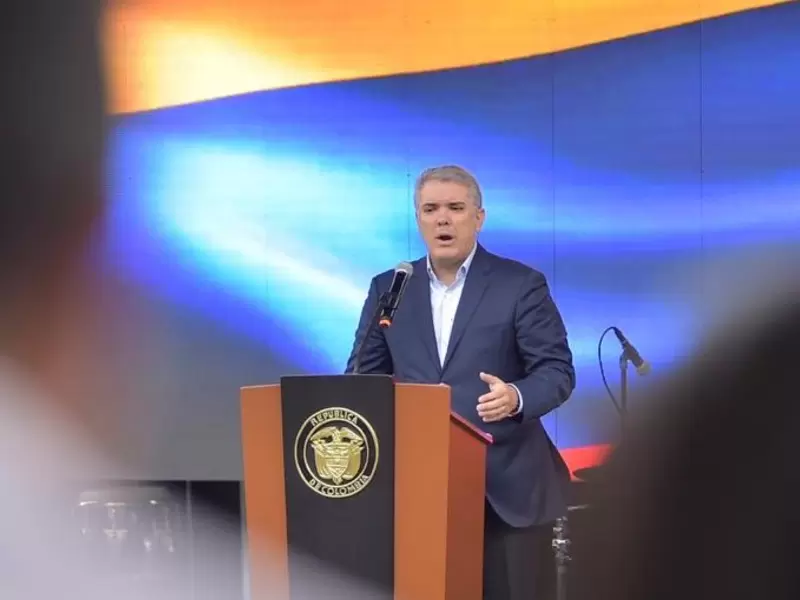 DUQUE EN LA CAMINATA DE LA SOLIDARIDAD DUQUE EN LA CAMINATA DE LA SOLIDARIDAD