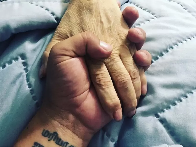 Hassam y la mano de su madre Hassam y la mano de su madre