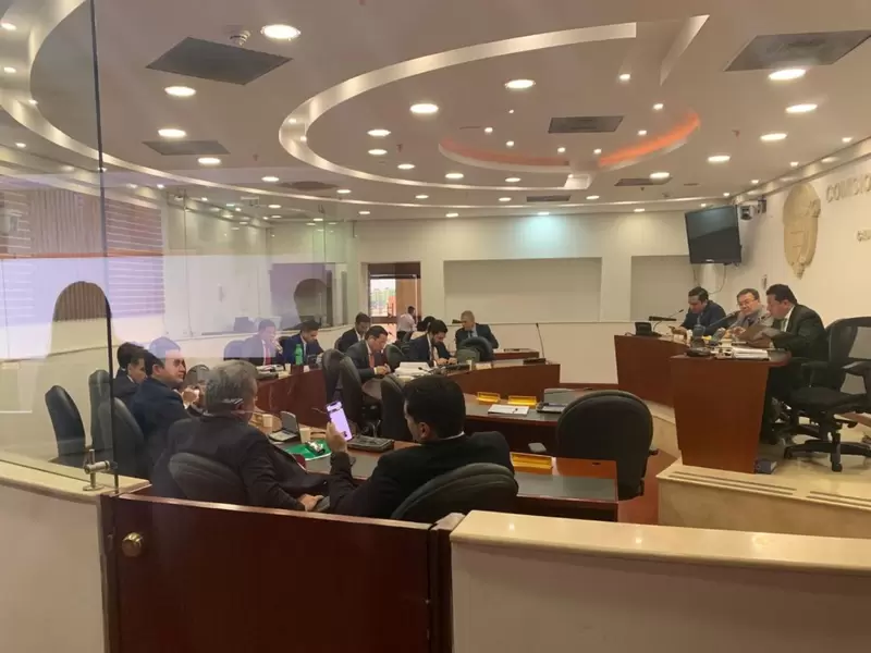 El momento en que la Comisión de Acusación está decidiendo en proceso contra Santos.