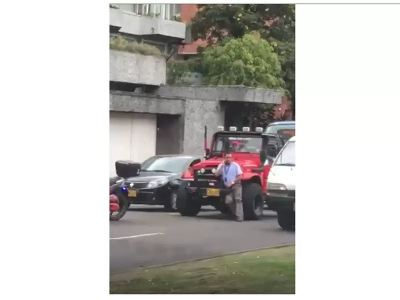 Un conductor salvaje en Bogotá le pasó su carro por encima a un conductor del SITP.