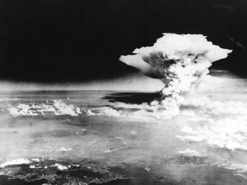 Esta fotografía impresa tomada el 6 de agosto de 1945 por el Ejército de los EE. UU. Y publicada desde el Museo Memorial de la Paz de Hiroshima muestra una nube de hongo de la bomba atómica lanzada por el bombardero B-29 Enola Gay sobre la ciudad de Hiroshima.