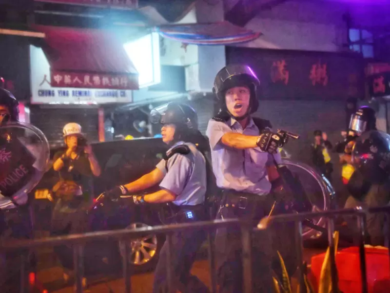 Oficiales en Hong Kong disparan a manifestantes