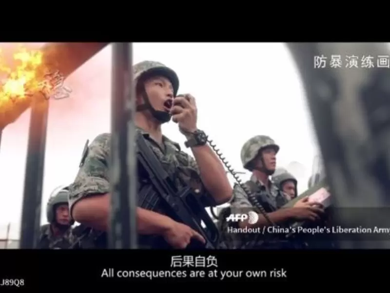 Video del Ejército chino amenazando a manifestantes de Hong Kong