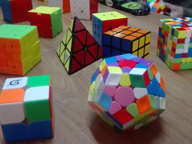 Cubos como el 3x3 o el pyramides y megaminxon son los elementos más apetecidos para armar