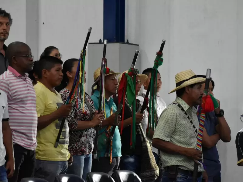 Guardia indígena en Caloto, Cauca en sesión de la comisión de paz de Congreso.