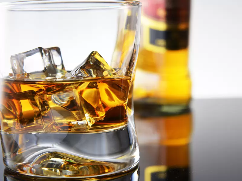 Vaso con whisky