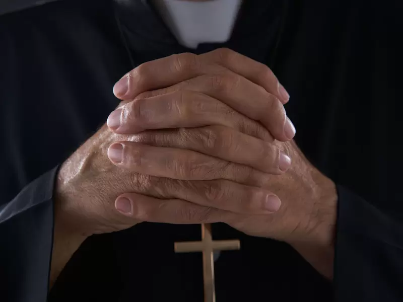 Manos sacerdote