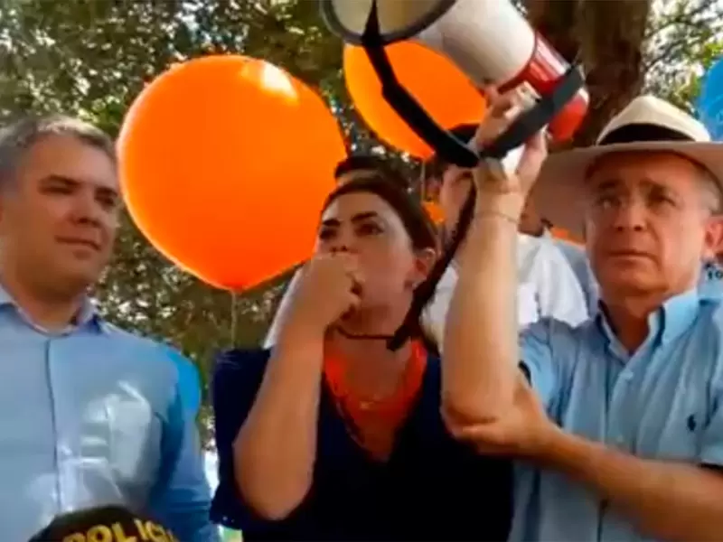 El presidente Iván Duque, la diplomática Leszli Kalli y el senador Álvaro Uribe en un acto público, el 31 de diciembre de 2017