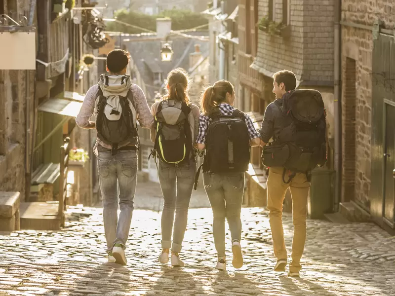 Piden que la vacuna no represente una condicionante para el restablecimiento del turismop. Mochileros de viaje - Turismo - Viajes