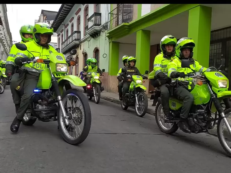 Patrulleras motorizadas de la policía en Pasto hacen requisas a mujeres para evitar hurtos.