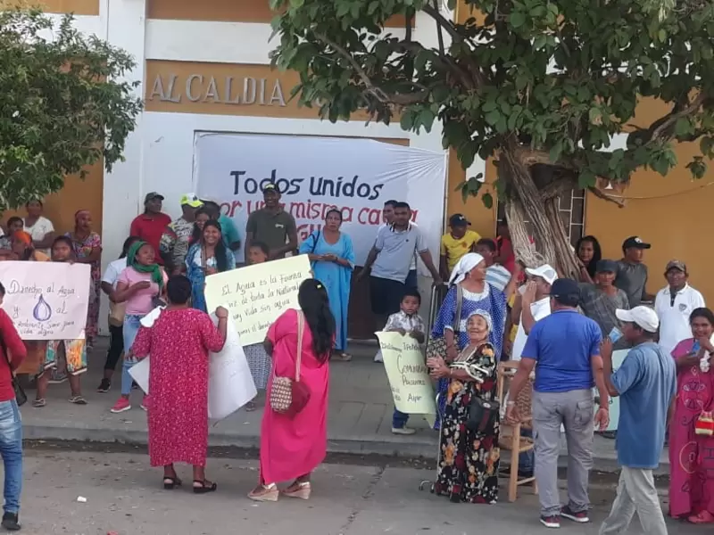 La comunidad denuncia que debe comprar agua a los carrotanques que vienen desde el municipio