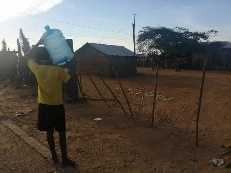 Grandes y chicos deben salir en búsqueda de agua ante la sequía que se presenta