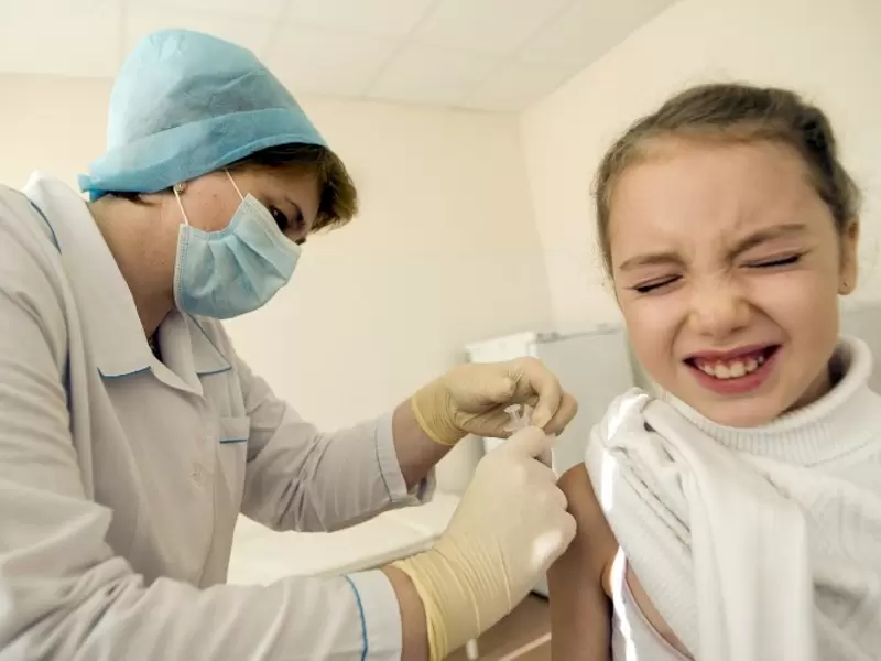 Vacunación de niños.