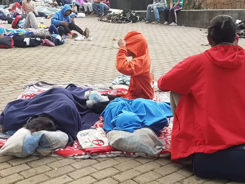 Venezolanos, sorprendidos usando menor para la mendicidad.