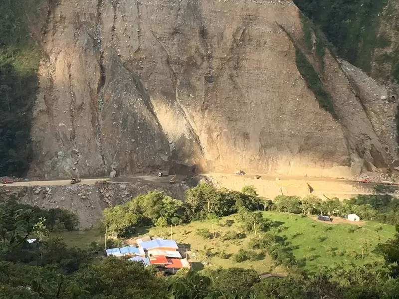 Vía al Llano en le kilómetro 58, donde ocurrieron varios derrumbes.