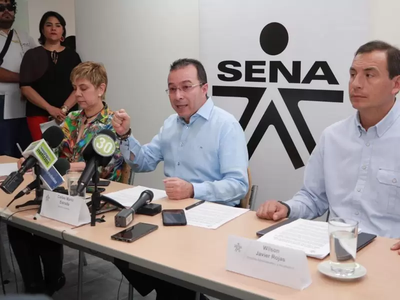 Director del Sena Carlos Mario Estrada, al centro