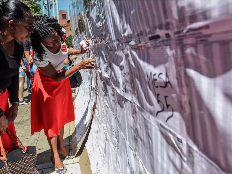 Mujeres participando durante las elecciones en Colombia.