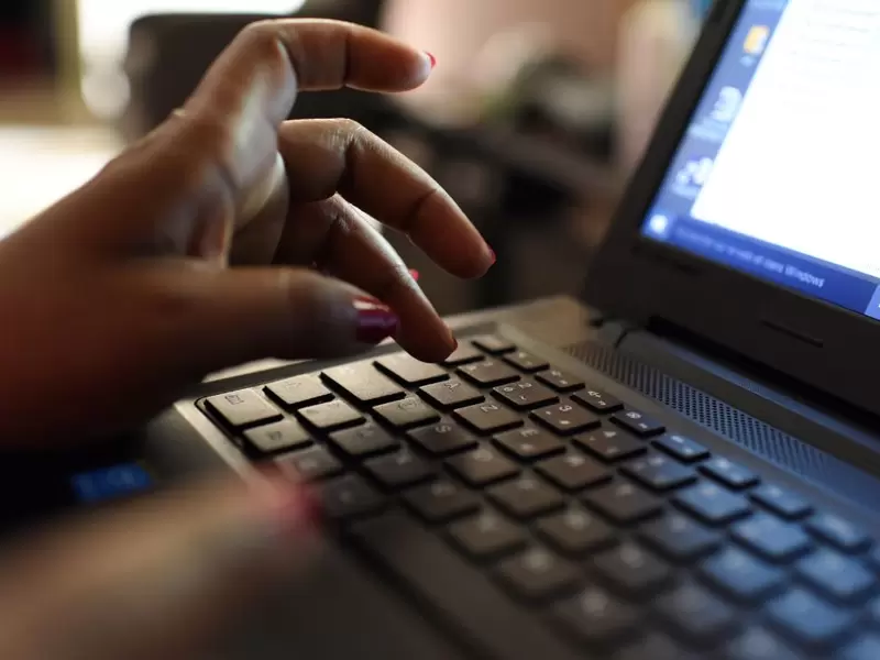 Internet, manejo de páginas web y redes sociales.
