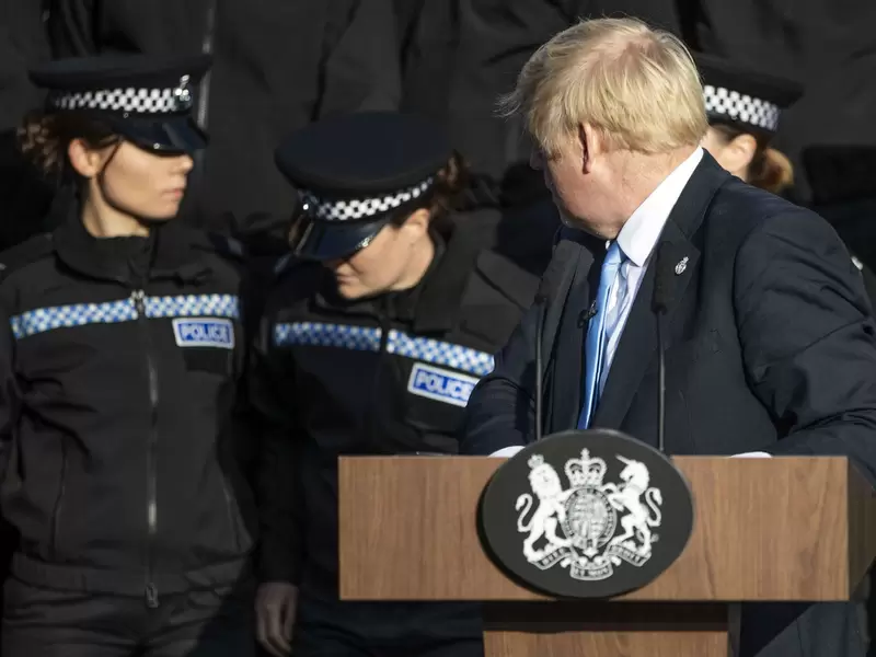 Policía casi se desmaya en discurso de Boris Johnson