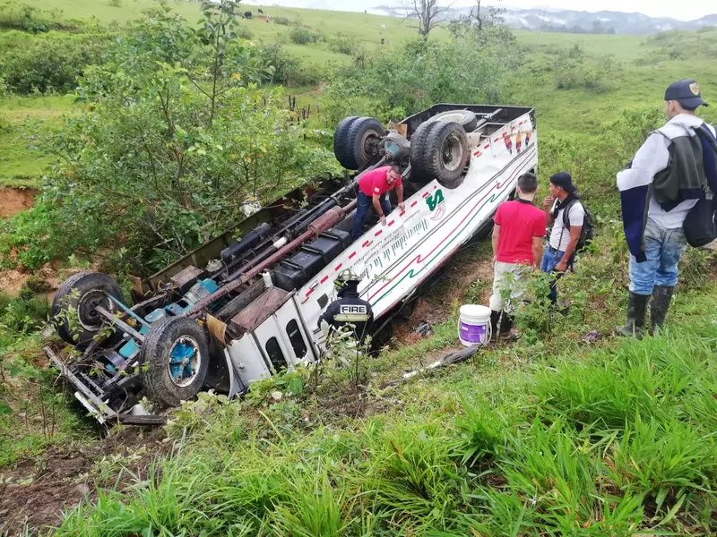 Bus accidentado en la vía Florencia - La Montañita