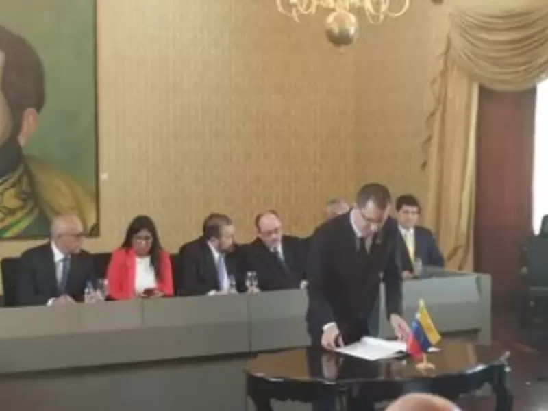 Gobierno de Maduro firma acuerdo con oposición "moderada"