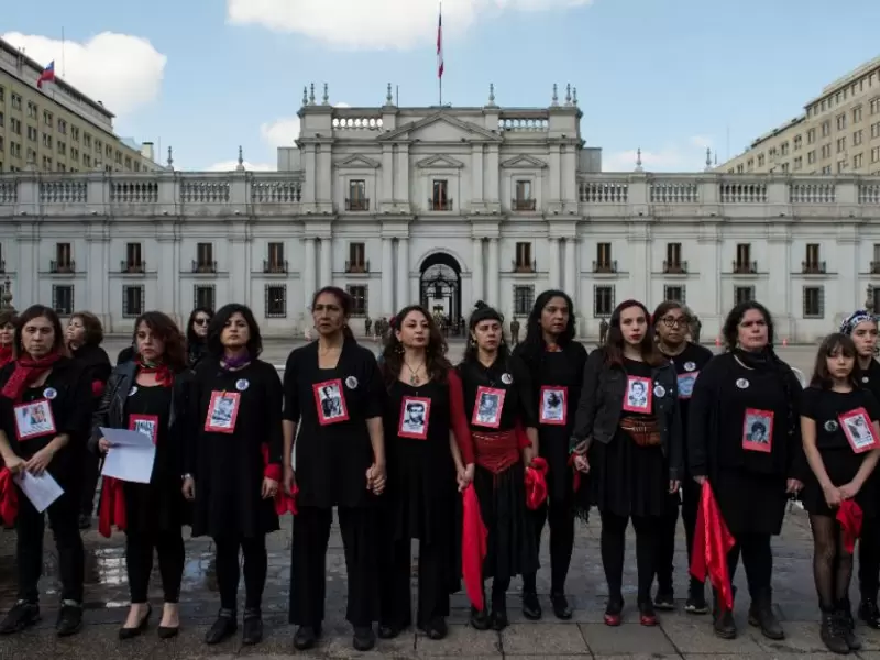 Familiares de víctimas de la dictadura que inició Augusto Pinochet el 11 de septiembre de 1973 con el golpe de Estado a Salvador Allende.