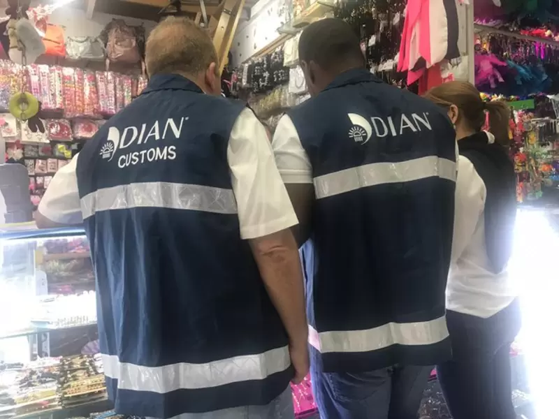 Funcionarios de la Dian verifican documentación de comerciantes. Funcionarios de la Dian verifican documentación de comerciantes.