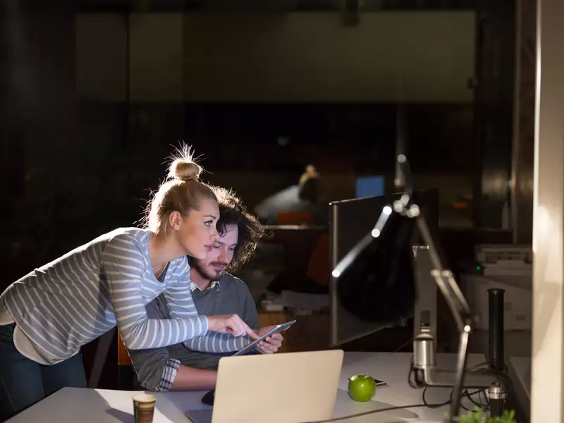 Jóvenes trabajando en una oficina - Millennials