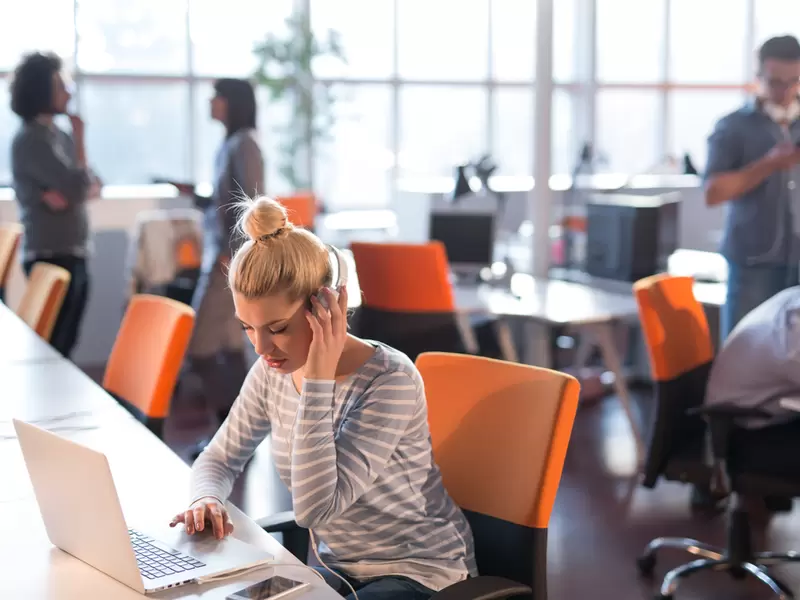 Jóvenes trabajando en una oficina - Millennials