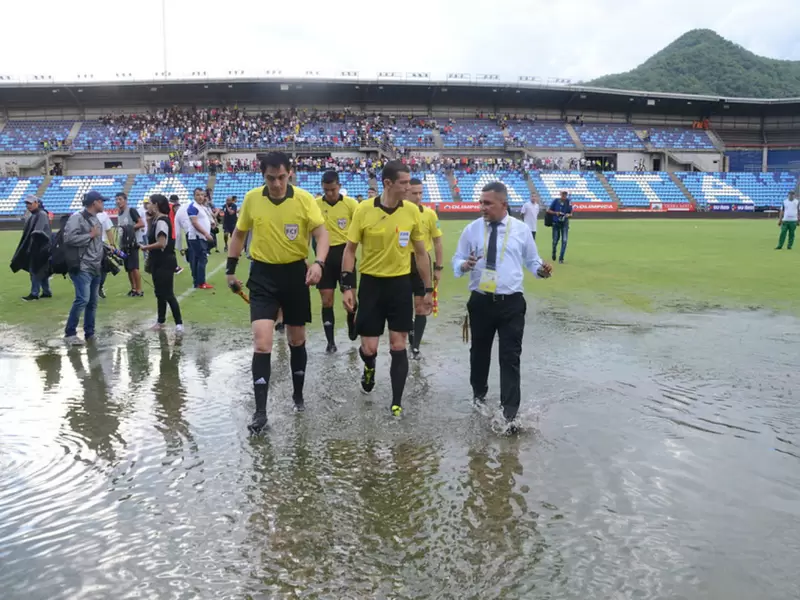 Cancha de estadio en Santa Marta se inundó. Cancha de estadio en Santa Marta se inundó.