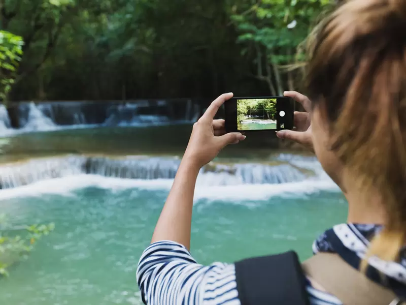 Una joven tomando fotografías de su viaje - Viajes - Turismo