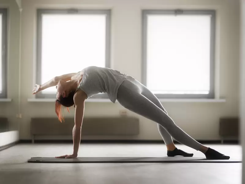 Mujer haciendo ejercicio - Condición física - Gimnasio