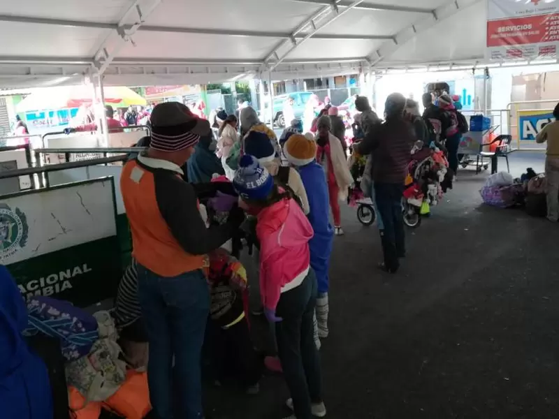 Esta imagen de los emigrantes en el puente de Rumichaca podría cambiar con la medida del corredor humanitario propuesto por Ecuador.