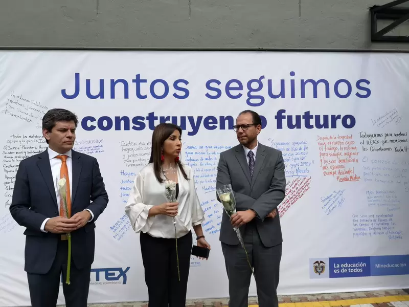 Ministra de Educación, María Victoria Angulo (centro), en sede del Icetex.